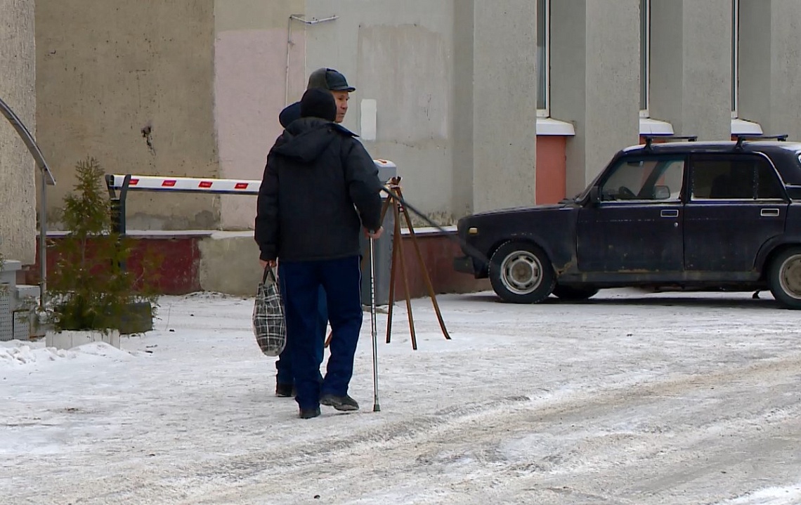 Пензенцы жалуются на гололед у торговых центров и магазинов